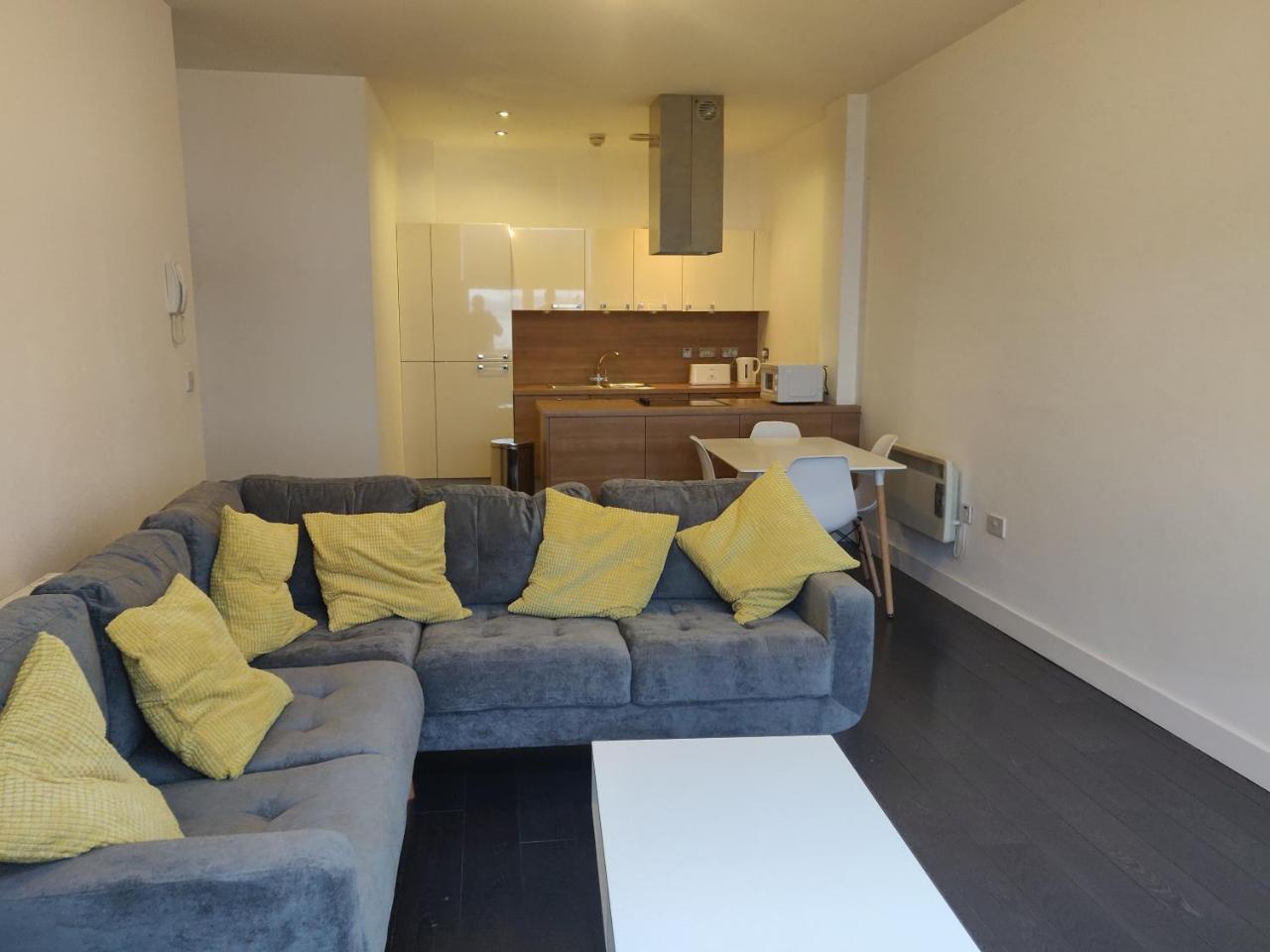 Canal Side Apartment By Serviced Living Liverpool Buitenkant foto